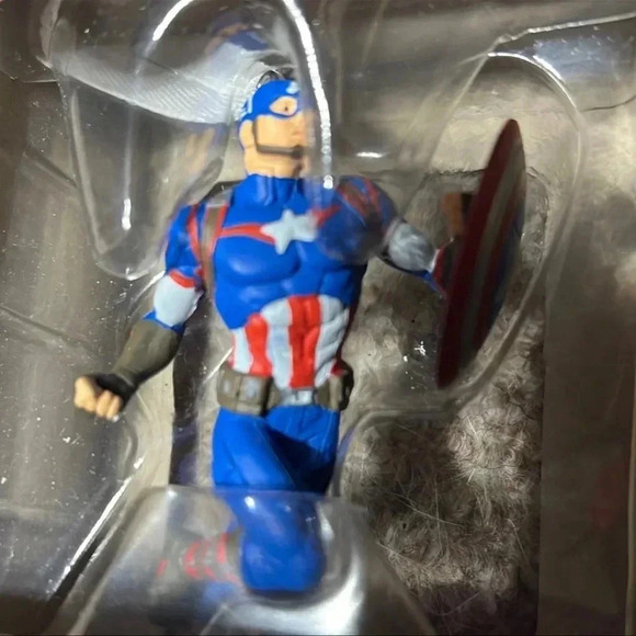 Hallmark Ornaments - Captain America Marvel Avenger - Picture 3 of 3